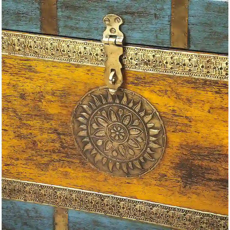 Table basse coffre de rangement avec incrustation en laiton peinte à la main