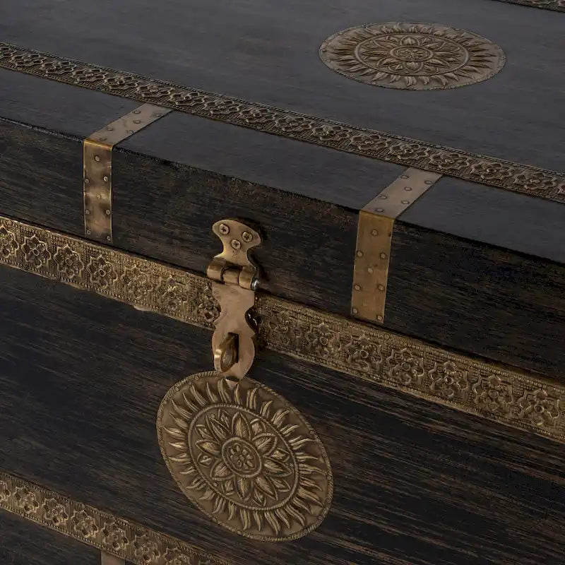 Table basse coffre de rangement avec incrustation en laiton peinte à la main